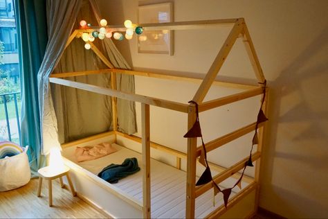 Ein normales Kinderbett für unsere Große hat uns nicht gefallen. Deswegen haben wir ein IKEA Kura Kinderbett zu einem Hausbett umgebaut. ... Ikea Bed Hack, Closet Ikea, Ikea Kids Room, Ikea Kura Bed, Murphy Bed Ikea, Kura Bed, Ikea Kura, Ikea Kids, Ikea Bedroom