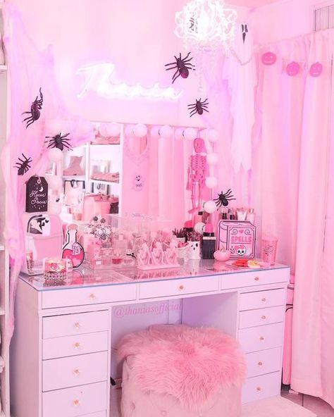 ⋆ 🎀 𝒯𝒽𝒶𝓃𝒾𝒶 🎀 ⋆ on Instagram: "Good morning/afternoon my pretty family 🤗🎀 ITS OCTOBER 3rd!!! Lol just here to let you know that there’s a new video on my channel 🎃👻✨⁣ which Halloween decoration is your favorite ? 👇🏼👇🏼 ⁣ check the link in my bio to find it. 👇🏼⁣ ⁣ Tell me what you think of my spooky @impressionsvanity vanity 🎃👻🎀 ⁣ ⁣ Spooky Organizers from @forhervanity Use code: THANIASOFFICIAL for $$off ⁣ ⁣ ⁣ ⁣ #pinkhalloween #beautyroom #pinktober" Pink Halloween Room Decor, Halloween Vanity, Day Bed Room, Halloween Bedroom Aesthetic, Cozy Kitchen Ideas, Garage Door Ideas, Its October 3rd, Door Decor Ideas, Chandelier Ideas