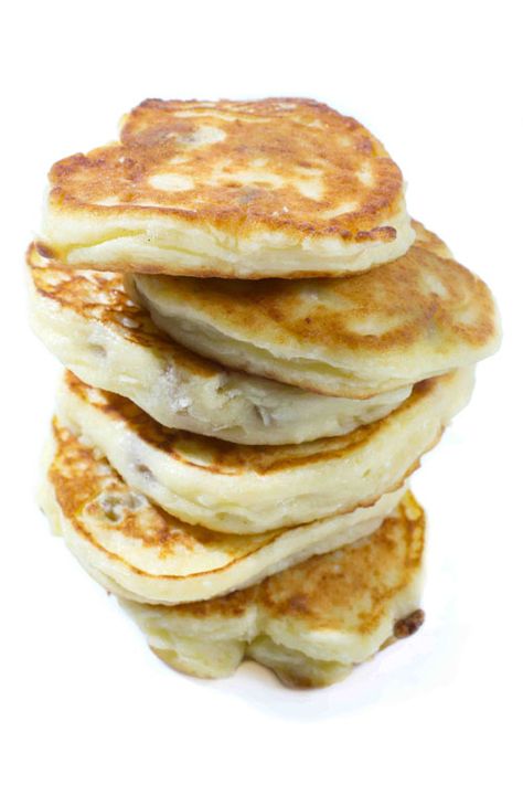 Tangy, tender Russian pancakes called syrniki are made with tvorog (a type of quark). Russian Foods, Sweet Cheese, Russian Dishes, Eastern European Recipes, Cheese Pancakes, European Cuisine, Russian Food, European Recipes, Polish Food