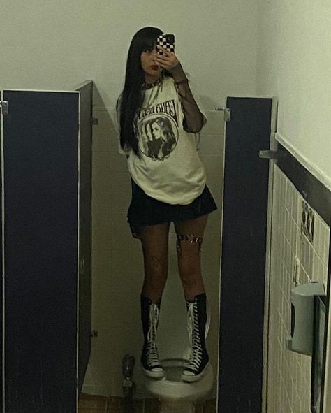 High Converse Outfit, Goal Outfits, Grunge Girl Aesthetic, Converse Fits, Knee High Converse, High Converse, Converse Outfit, Outfit Grunge, Outfits 2000s