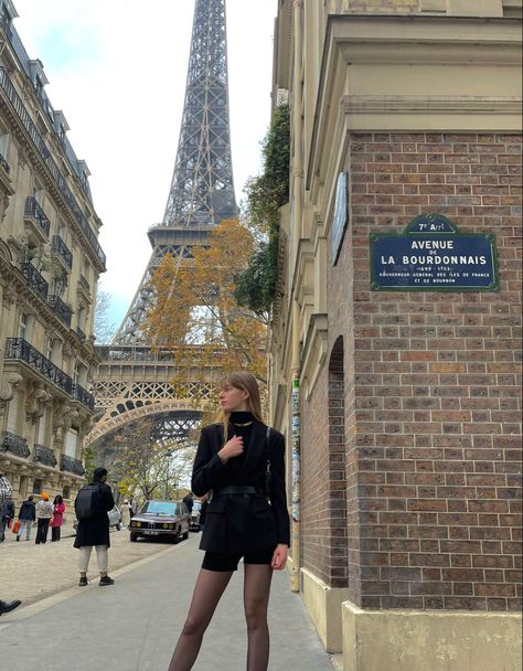 Girl In Paris Aesthetic, Paris Pictures Instagram, Disney Paris Outfits, Paris Poses Photo Ideas, Poses In Paris, Paris Outfits Aesthetic, Paris Outfit Aesthetic, Paris Aesthetic Outfit, Paris Aesthetic Fashion