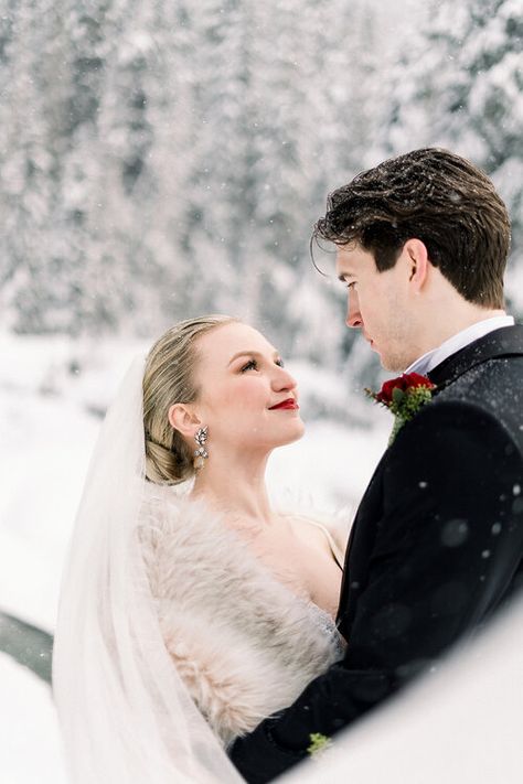 Winter Wedding Photography Poses, Winter Wedding Portraits, Winter Wedding Photoshoot, Heli Elopement, Studio Elopement, Elopements Ideas, Winter Wedding Photography, Alaska Elopement, Epic Elopement