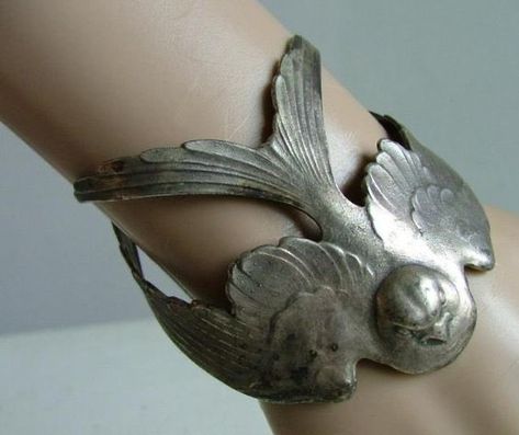 Bird Bracelet, Funky Jewelry, Diy Schmuck, Jewelry Inspo, Silver Cuff, Dandy, Napkin Rings, Jewelry Inspiration, Beautiful Jewelry