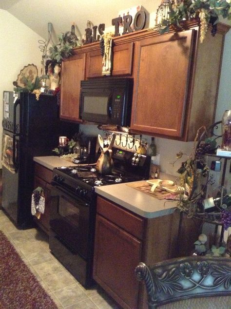 Chef Kitchen Ideas, Marvel Kitchen, Wine Themed Kitchen, Diva Room, Wine Theme Kitchen, Bistro Kitchen, Grape Wine, Tuscan Home, Tuscan Kitchen