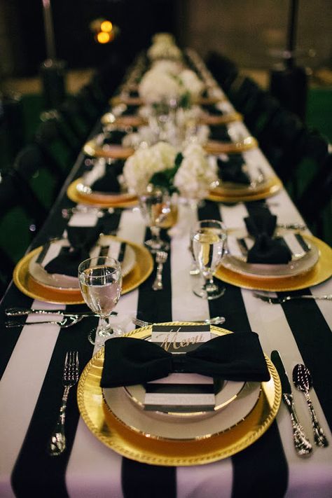 Crushing on White Tablecloth with secured Black Ribbon running length of table! Tafel Decor, Gatsby Wedding, בר מצווה, Black White Wedding, Gold Party, Black White Gold, Eve Parties, Black Wedding, Decoration Table