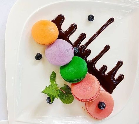 Macaroons Plating, Sauce Plating, Food Plating Design, Costco Bakery, Patisserie Fine, Food Plating Techniques, Gourmet Food Plating, Plating Ideas, Chocolate Garnishes