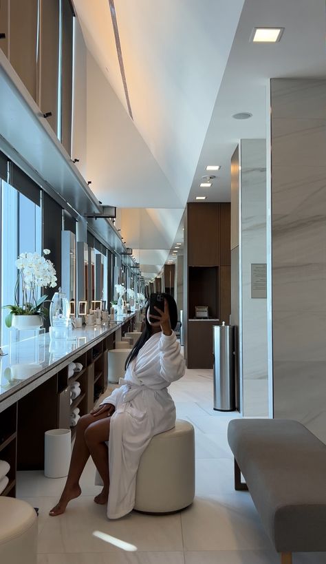 Luxury Black Women Lifestyle, Luxury Life Woman, Luxury Woman Aesthetic, Dubai Travel Guide, City Of Gold, Dubai Vacation, Luxury Lifestyle Girly, Life Vision Board, Luxury Girl