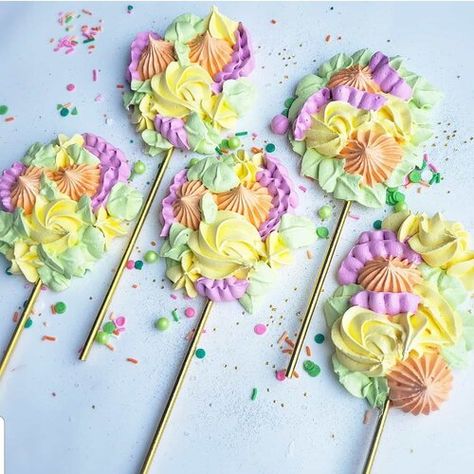 Sasha’s Best Swiss Meringue Recipe — Sasha Cakes Chicago Swiss Meringue Cookies Recipe, Meringue Decoration Ideas, Meringue Pops Recipes, Meringue Lollipops Recipe, Meringue Sticks, Meringue Decoration, Meringue Flowers, Meringue Lollipops, Merengue Pops