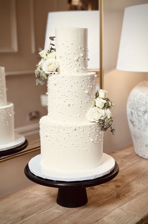 Wedding Pearl Cake, Wedding Cakes Simple Elegant Modern, White Cake With Pearls, Pearl Wedding Decorations, Pearl Wedding Cake, Elegant Wedding Cake Toppers, Wedding Cake Simple Elegant, Fruit Wedding Cake, Philly Wedding