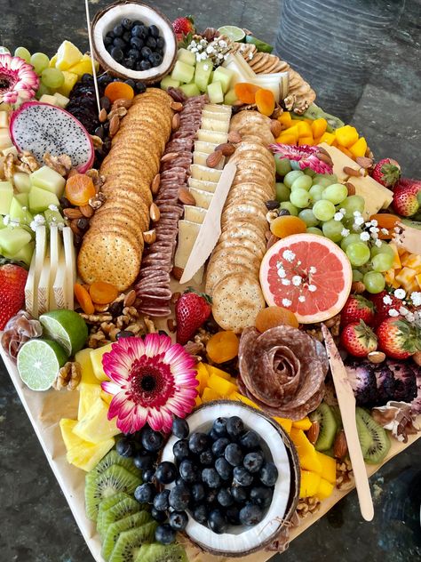 Luau Themed Charcuterie Board, Tropical Theme Charcuterie Board, Tropical Fruit Charcuterie Board, Hawaiin Theme Charcuterie, Hawaiian Themed Charcuterie Board, Hawaiian Charcuterie Board Ideas, Tropical Charcuterie Board, Luau Charcuterie Board, Hawaiian Charcuterie Board