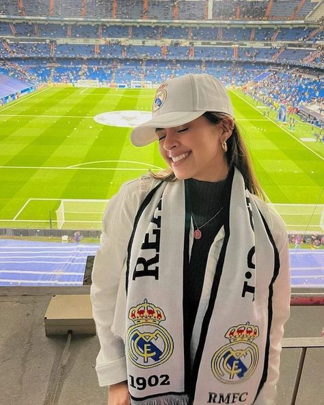 Real Madrid Girl Aesthetic, Real Madrid Girls Fans, Real Madrid Game, Soccer Wife, Real Madrid Fans, Madrid Girl, Madrid Outfits, Real Madrid Shirt, Madrid Football