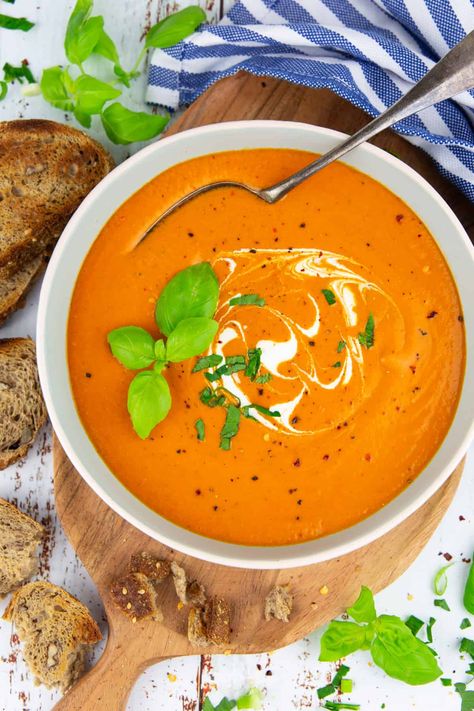 This easy tomato soup is incredibly aromatic, super creamy and the preparation couldn't be much easier. You will love it! Vegan Pumpkin Muffins, Rice Recipes Vegan, Italian Diet, Tomato Soup Easy, Vegan Pumpkin Pie, Creamy Tomato Soup, Croutons Homemade, Vegan Sour Cream, Vegan Mayonnaise