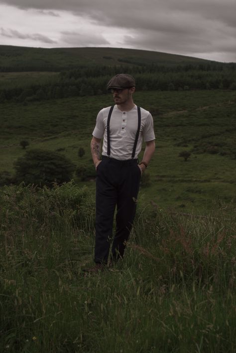 Damien Broderick The garrison tailors  Official Peaky Blinders 1920s style Peaky Blinders Mens Style, Peaky Blinders Style Man, Speakeasy Mens Fashion, Pesky Blinders Outfit Men, 50s Style Men Casual, Beaky Blinder Style, Peaky Blinders Aesthetic Fashion, 1920s Aesthetic Men, Peaky Blinders Outfits Men