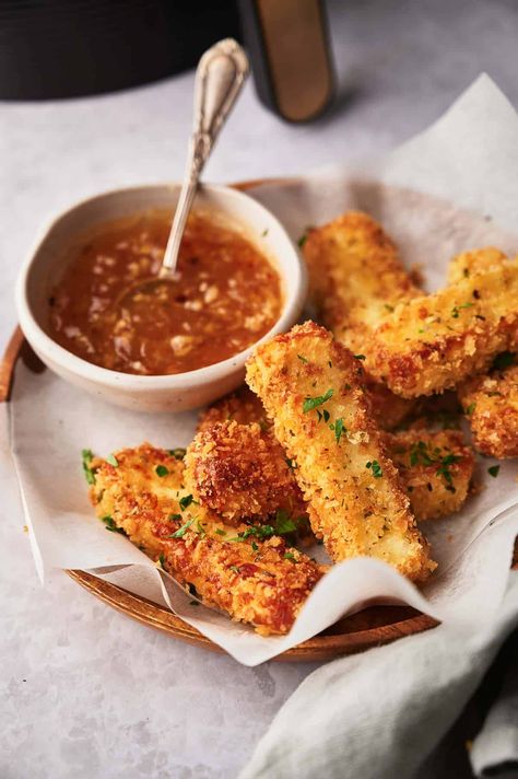 Air fried mozzarella sticks on a serving plate with sweet chili sauce. Air Fryer Mozzarella Sticks, Air Fryer Mozzarella, Roasted Sweet Potato Cubes, Homemade Mozzarella Sticks, Mozzarella Sticks Recipe, Homemade Pizza Rolls, Homemade Bbq Sauce Recipe, Mozzarella Cheese Sticks, Bbq Sauce Recipe