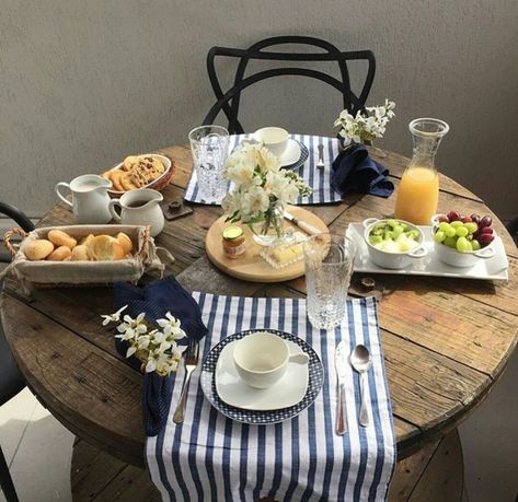 Breakfast Table Setting, Simple Table Settings, Good Morning Breakfast, Brunch Table, Party Table Settings, Party Food Platters, Table Setting Decor, Dinner Table Decor, Summer Tables