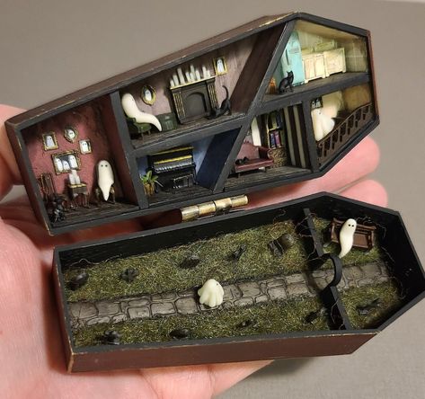 Miniature Coffin, 3d Printed Furniture, Ghost House, Haunted Dollhouse, Halloween Miniatures, Miniature Rooms, Miniature Diy, Homecoming Proposal Ideas, Miniature Crafts