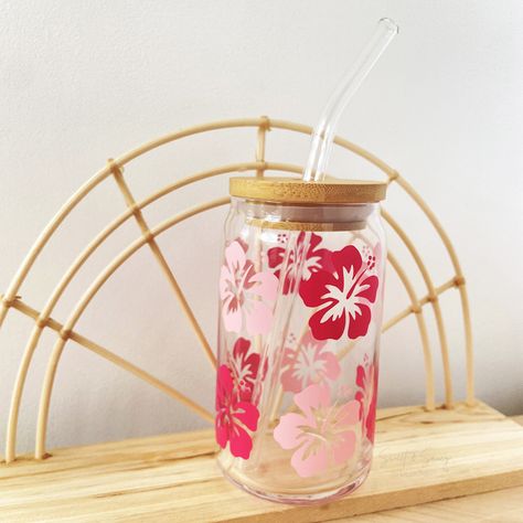 Custom Cups Ideas, Aesthetic Cricut Projects, Diy Glass Cups, Preppy Cups, Aesthetic Cups, Glass Tumbler Design, Aesthetic Glass, Summer Cups, Preppy Things