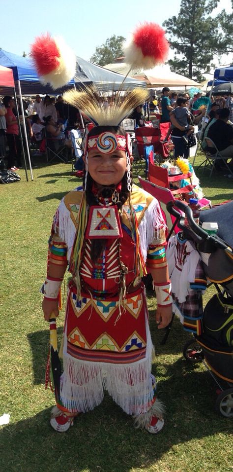 Grandson Wamblí Mato winner 3rd place Jr Boys Grass Dance. Grass Dance Regalia, Powwow Regalia, Ribbon Dress, Ribbon Work, Pow Wow, Native American Indians, American Indian, Festival Captain Hat, South America