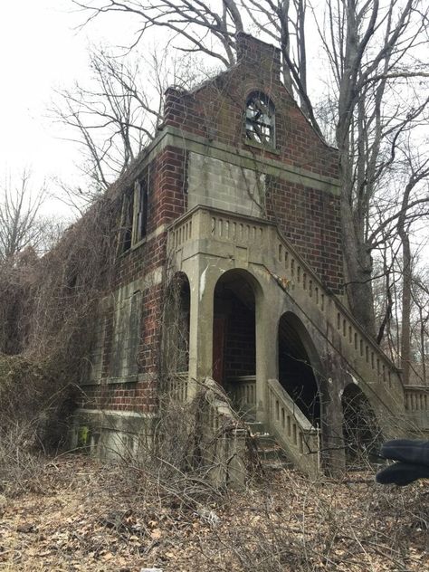 Abandoned Seaview Hospital | Staten Island: Off the Beaten Path Spooky Abandoned Houses, Abandoned Hospital Exterior, Places Reference, Abandoned Places In The Uk, Forest Pics, Haunted House Pictures, Landscape Studies, Antique Houses, Old Abandoned Buildings