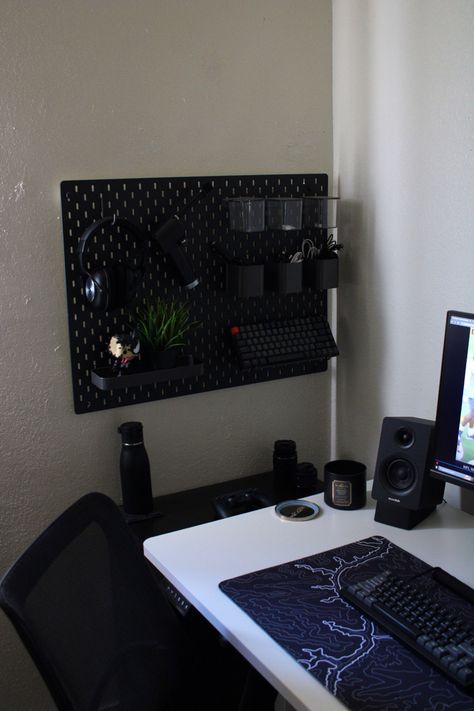 Guys Gaming Room, Black Pegboard Ideas, Black Gaming Setup Aesthetic, Black And White Game Room, Desk Setup Black, Gaming Pegboard, Minimal Room Ideas, Pegboard Black, Black Pegboard