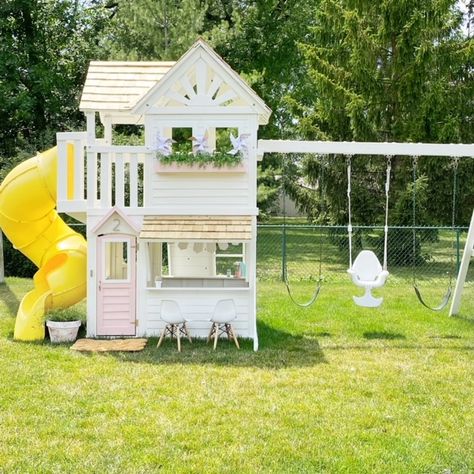 Playhouse Outdoor Makeover, Diy Playhouse Outdoor, Montessori Outdoor, Diy Outdoor Playhouse, Outside Playground, Playhouse Makeover, Kids Cubby Houses, Kids Playhouse Outdoors, Outdoor Playhouse