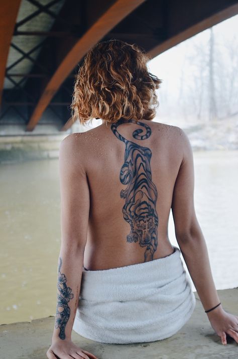 Tiger Back Tattoo Tiger, Back Tattoo Women Spine, Aesthetic Tattoo Ideas, Jaguar Tattoo, Backpiece Tattoo, Tattoo Tiger, 15 Aesthetic, Women Back, Black Girls With Tattoos