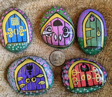 Rocks Garden, Magical Fairy Garden, Painted Garden Rocks, Fairy Garden Gnomes, Garden Rocks, Painted Door, Art Pierre, Stone Art Painting, Garden Indoor