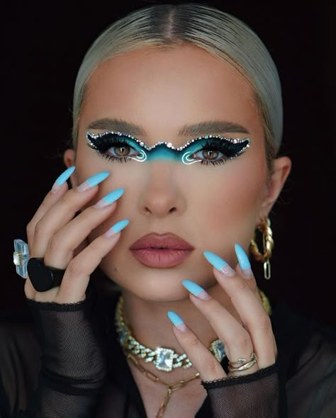 Fashion Fantasy Makeup, Fashion Show Makeup Ideas, Editorial Makeup 2023, Futuristic Eye Makeup, High Fashion Makeup Looks, Avangard Makeup, Puzzle Makeup, Creative Makeup Looks Eye Art, Halloween Makeup Glam