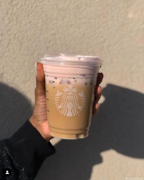 Low Calorie Starbucks Drinks, Best Starbucks Drinks, Cold Starbucks Drinks, Starbucks Strawberry, Healthy Starbucks Drinks, Strawberry Drinks, Iced Green Tea, Starbucks Secret, Starbucks Coffee Drinks