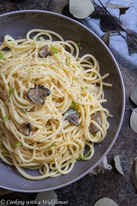 Truffle Spaghetti, Arugula Pasta, Creamy Cheese Sauce, Black Truffles, Bucatini Pasta, Truffle Pasta, Carbonara Sauce, Summer Truffle, Truffle Mushroom