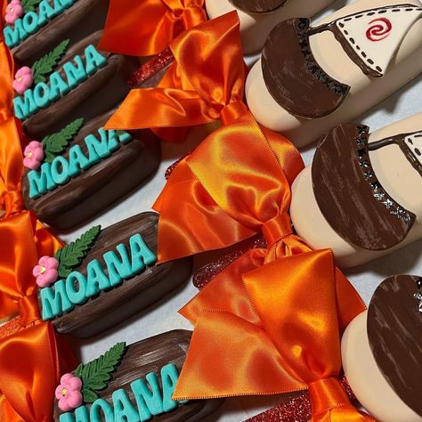 Ivory Martinez on Instagram: “Moana Themed Cakesicles 🌺🐚🌊#moanainspired #moanaparty #cakesicles #moanacakesicles #Desserts #DessertTable #Events #Hollywood #LosAngeles…” Moana Cakesicles, Cake Themes, Moana Theme, Moana Party, Moana, Dessert Table, 1st Birthday, Sugar Cookie, Hollywood