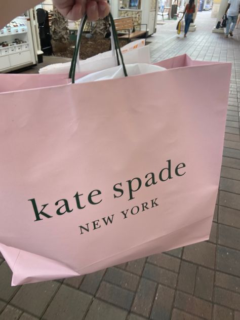 Kate Spade Aesthetic, Pretty Little Liars Books, Blair Waldorf Aesthetic, Gratitude Board, Pretty Pink Princess, Nyc Aesthetic, Boring Life, Bags Aesthetic, Girls World