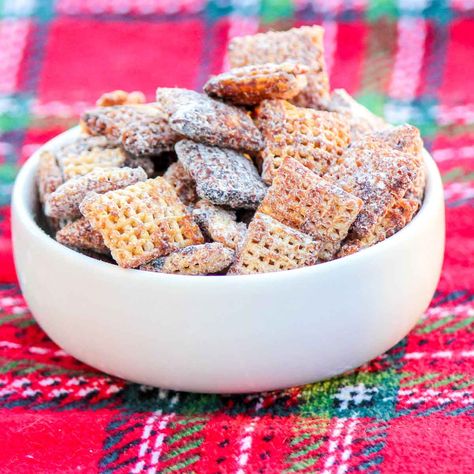 Puppy Chow Mix, Puppy Chow Snack, Puppy Chow Christmas, Puppy Chow Chex Mix Recipe, Chex Mix Puppy Chow, Cheese Making Recipes, Puppy Chow Recipes, Chex Mix Recipes, Lemon Ginger