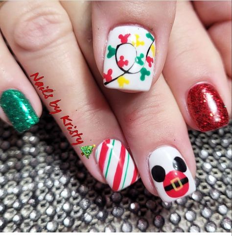 Almond Shaped Disney Nails, Xmas Disney Nails, Disney Holiday Nails Christmas, Disney Christmas Nail Ideas, Disney Christmas Short Nails, Disney Christmas Nails Acrylic, Holiday Disney Nails, Disney Nail Designs Christmas, Disney Christmas Nail Designs