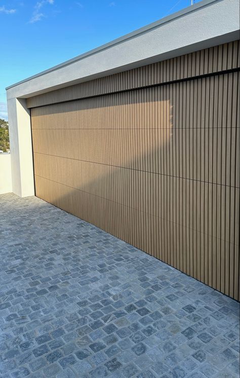 light timber garage door Vertical Garage Doors, Coastal Front Door Entrance, Garage Facade Ideas, Luxury Garage Doors, Modern Wood Garage Door, Japandi Garage, Batten Garage Door, Garage Door Interior, Garage Door Custom