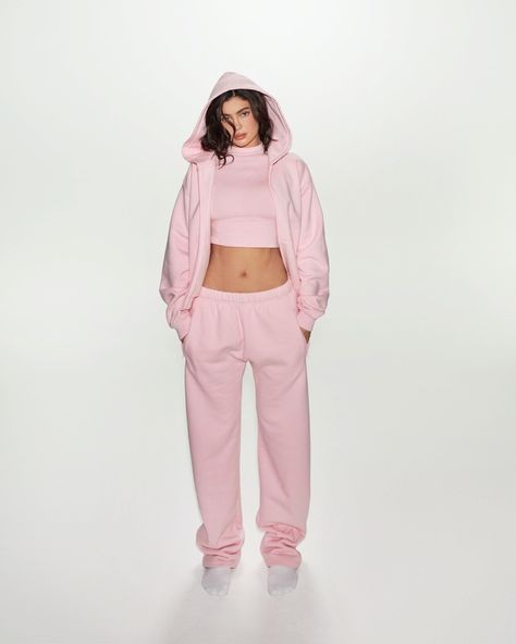 Kylie Jenner's Khy Drops Fresh Colors for Sweats & Tees Kylie Jenner Sport Outfits, Pink Sweats Outfit, Kylie Jenner Latest, Sweats Outfit, Pink Sweat, Comfy Sweats, Pink Sweats, Sporty Looks, King Kylie