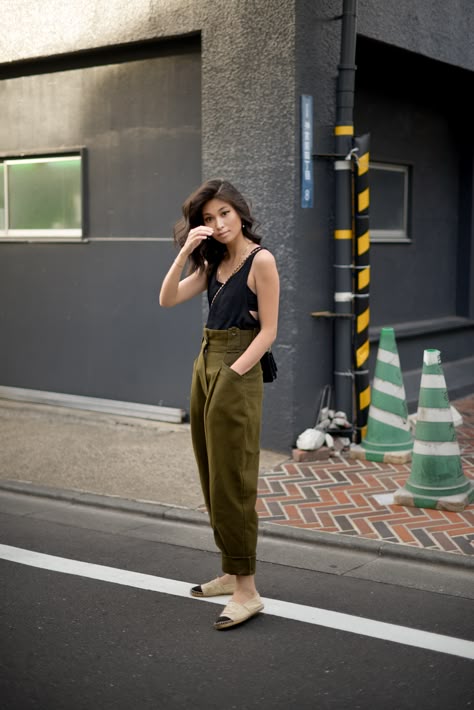 Women Outfit Casual Summer, Summer Outfits Tokyo, Ootd Japan Style Summer, Tokyo Summer Style, Olive Pants Outfit Summer, Japan Outfit Women, Japan Style Fashion Summer, Tokyo Fashion Summer, Olive Cargo Outfits Women