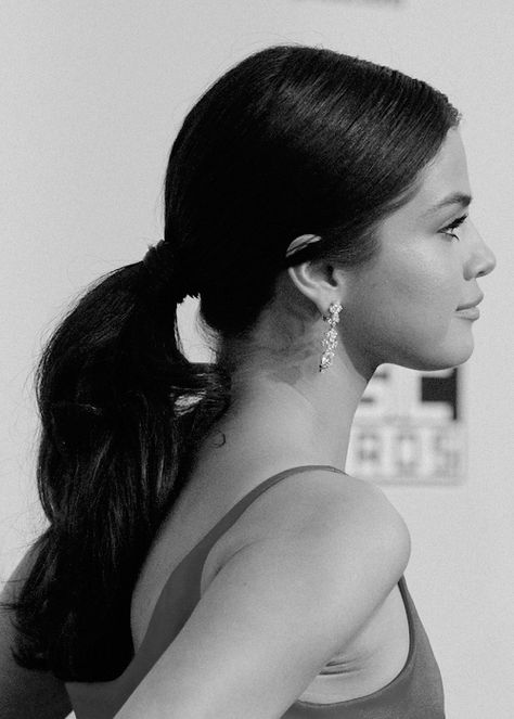 Selena Gomez with a low pony Selena Gomez Ponytail, Selena Gomez Blonde Hair, Low Pony Hairstyles, Pony Hairstyles, High Ponytail Hairstyles, High Ponytail, Low Ponytail, American Music Awards, High Ponytails