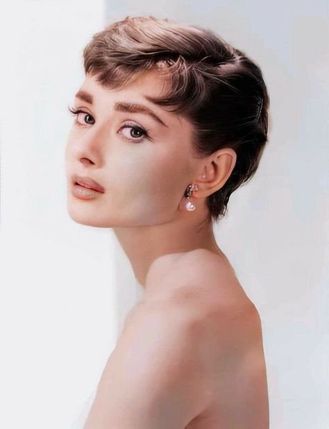 Audrey Hepburn Hair Pixie, Wedding Hairstyles With Bangs, Audrey Hepburn Makeup, Audrey Hepburn Pixie, Audrey Hepburn Hair, Hepburn Audrey, Aubrey Hepburn, 1950s Hairstyles, Audrey Hepburn Photos