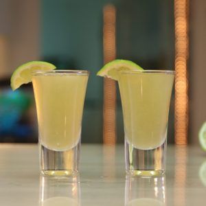 Soco Lime and Peach Shot Peach Cocktail Recipes, Dear Alcohol, Alcoholic Shots, Rum Shots, Shots Alcohol Recipes, Lemon Drop Shots, Sour Apple Pucker, Shooter Recipes, Peach Cocktail