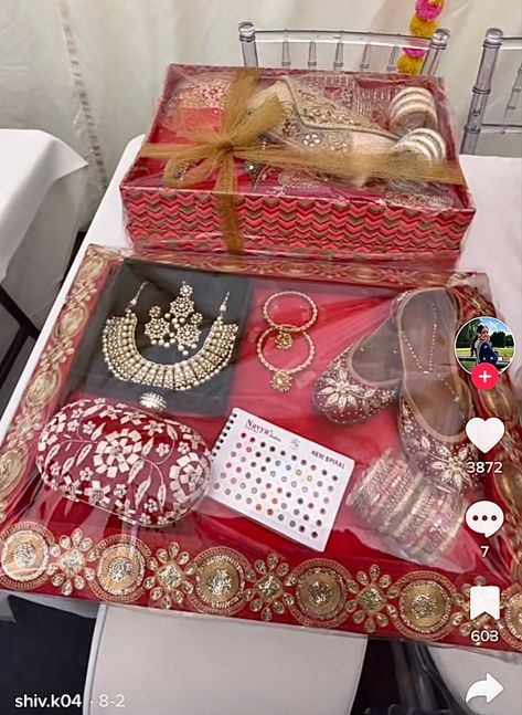 Bridal Gift Hamper, Karwachauth Gift Ideas For Wife, Bride Things Packing Ideas, Lehanga Packing For Wedding, Bari Packing Ideas For Groom, Bridal Packing Ideas, Engagement Packing Ideas For Bride, Wedding Dala, Wedding Gift Hampers