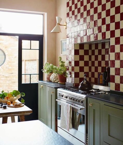 Charmed by Checkers - a subtle addition or a bold color add the perfect bit of personality to any kitchen✨ Obsessed with the use of these checkered tiles . . . . . . . . . . . Designs By: @studiodaydesign & @pinterestuk #sdinteriordesigner #california #californiadesigner #sandiegointeriordesigner #sdcontractors #maketimefordesign #makehomeyours #myhomevibe #whiteandwood #realhomesofinstagram #currentdesignsituation #houseandhome #archdaily #californialiving #finditstyle #interiordesign #desi... Home Inspo Kitchen, Checker Backsplash, Checkered Backsplash Kitchen, Checker Tile Kitchen, Checkered Splashback, Checkerboard Splashback, Checkered Kitchen Backsplash, Checkered Tiles, Checkered Tile Kitchen