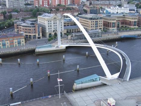 Gateshead Millennium Bridge (Newcastle upon Tyne/Gateshead, 2001) | Structurae Gateshead Millennium Bridge, Steel Bridge, Millennium Bridge, North East England, Arch Bridge, Tyne And Wear, Pedestrian Bridge, Newcastle Upon Tyne, Munich Germany