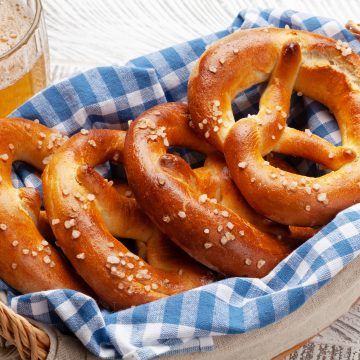 Frozen Pretzels, Joanna Gaines Recipes, Pretzel Recipe, Pretzel Cheese, Mochi Recipe, Bread Substitute, Homemade Pretzels, Homemade Soft Pretzels, Cheese Dip Recipes