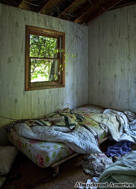 Abandoned Places Aesthetic, Abandoned Bedroom, Abandoned Shack, Bad Room Ideas, Post Apocalyptic City, Matthew Christopher, Old Abandoned Buildings, Derelict Buildings, Old Abandoned Houses