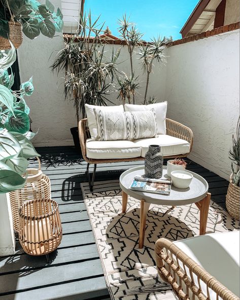 City Balcony Ideas, Tropical Balcony, Balcony Lighting Ideas, Vintage Room Aesthetic, Room Ideas Aesthetic Grunge, Boho Outdoor Space, Balcony Decor Ideas, Patio Table Decor, Small Apartment Balcony Ideas