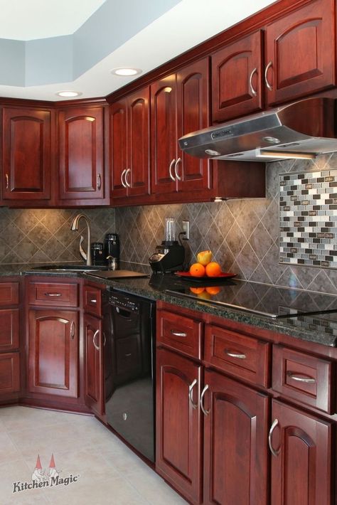 Traditional Style Kitchen Design, Cherry Wood Kitchen Cabinets, Red Kitchen Cabinets, Cherry Wood Kitchens, Gray Backsplash, Kitchen Design Gallery, Kitchen Backsplash Ideas, Kitchen Cupboard Designs, Kabinet Dapur