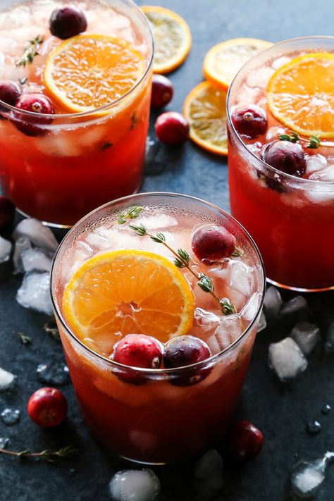 Cranberry Thyme Gin and Tonic | The Pioneer Woman Gin Tonic Recetas, Pure Cranberry Juice, Coctails Recipes, Citrus Recipes, Tonic Recipe, Cranberry Cocktail, Thanksgiving Cocktails, Festive Cocktails, Winter Cocktails