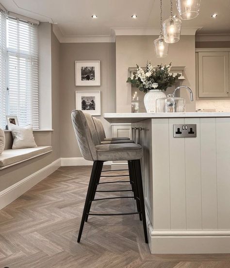 Invictus New England Oak in Sand Kitchen - Leeds - Floorstore Modern House Project, Sand Kitchen, Modern Country Living Room, Colour Kitchen, Kitchen Cupboards Paint, Open Plan Kitchen Dining Living, Open Plan Kitchen Diner, A Modern House, Kitchen Layout Plans