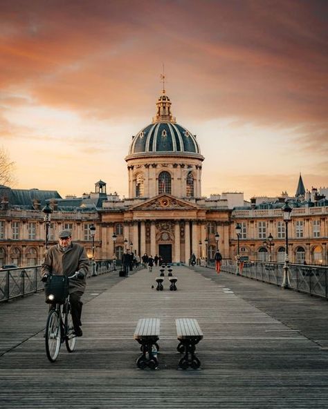 Zigzag on Instagram: "Autrefois connu pour les cadenas accrochés à son grillage, le pont des Arts reste un incontournable de Paris. 🔒💌 Il va d'ailleurs être rénové pendant près de huit mois pour retrouver toute sa splendeur ! 👷‍♂️ 📸 @wonguy974 #parisianescapes #paris #pariszigzag #visitepariszigzag #Paris #Parigi #visitParis #beautifuldestinations #photooftheday #picoftheday #travel #France #visitFrance #goodday #topparisphoto #igersfrance#instagood #visit #traveladdict #igersparis #parisje Pont Des Arts Paris, Parisienne Chic, Travel France, Paris Photo, Paris Photos, Louvre, Paris, France, Building